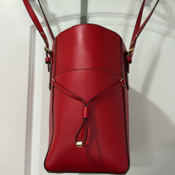 Michael Kors Voyager Saffiano Leather Tote Bag
Style# 30H1GV6T4T
NWT
Flame - Picture 5 of 10